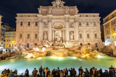 Rome, İtalya - 9 Ocak 2019: İnsanlar geceleri, İtalya Roma'daki Trevi Çeşmesi