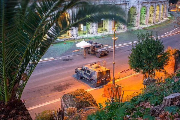 ローマ イタリア 2019 夜明けコロシアム広場ローマ イタリアではイタリア軍の装甲トラック — ストック写真