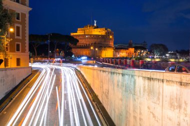 Roma bir Saint Angel şatoda trafik ışıklarında gece, İtalya