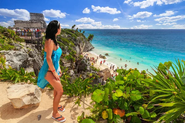 Kobieta Pięknej Plaży Tulum Przez Morze Karaibskie Meksyk — Zdjęcie stockowe