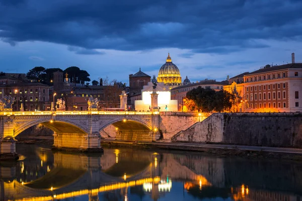 梵蒂冈的圣彼得大教堂和意大利罗马的圣安杰罗桥 — 图库照片