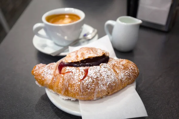 Olasz Kávé Jam Croissant Asztalon — Stock Fotó