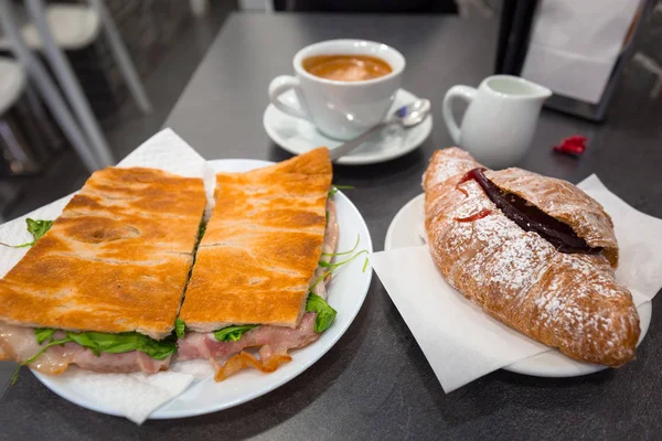 Café Italiano Com Croissant Geleia Sanduíche Mesa — Fotografia de Stock