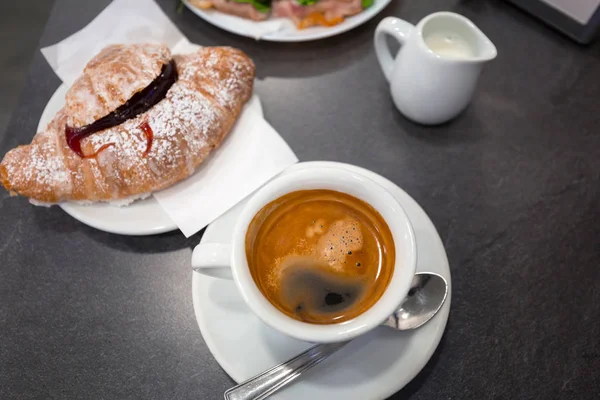 Café Italiano Con Mermelada Croissant Mesa — Foto de Stock