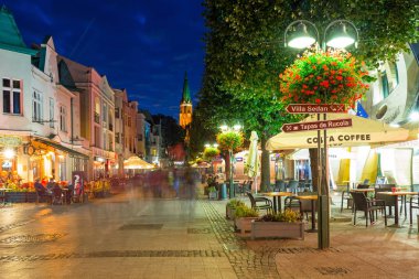 Sopot, Polonya - 30 Eylül 2018: Gün batımında, Polonya Sopot şehir ana meydanında mimarisi. Sopot önemli sağlık ve Turizm resort ve Avrupa'nın en uzun ahşap iskele var..