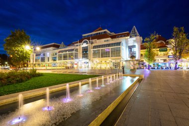 Sopot, Polonya - 30 Eylül 2018: Gün batımında, Polonya Sopot şehir ana meydanında mimarisi. Sopot önemli sağlık ve Turizm resort ve Avrupa'nın en uzun ahşap iskele var..