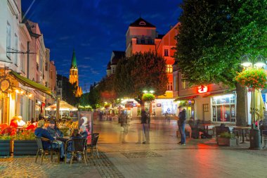 Sopot, Polonya - 30 Eylül 2018: Gün batımında, Polonya Sopot şehir ana meydanında mimarisi. Sopot önemli sağlık ve Turizm resort ve Avrupa'nın en uzun ahşap iskele var..