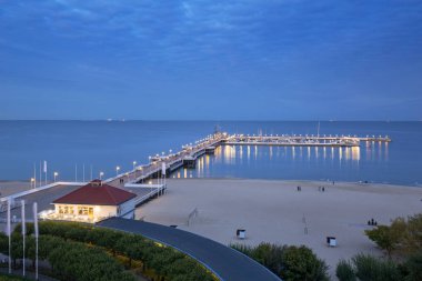 Alacakaranlıkta, Polonya Baltık Denizi pier Sopot
