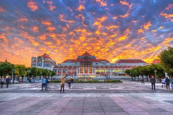 Sopot Polen September 2018 Menschen Gehen Bei Sonnenuntergang Auf Dem — Stockfoto