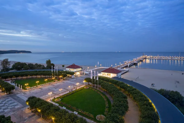 Sopot, Polonya - 30 Eylül 2018: Dusk, Polonya Baltık Denizi Sopot adlı meydanında toplayan. Sopot önemli sağlık ve Turizm resort ve Avrupa'nın en uzun ahşap iskele var..