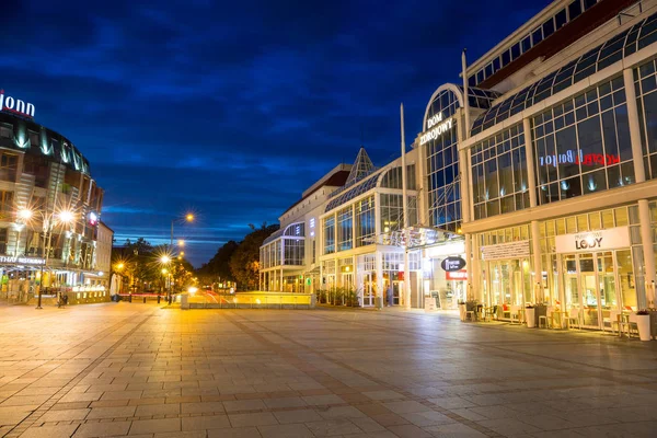 Sopot, Polonya - 30 Eylül 2018: Gün batımında, Polonya Sopot şehir ana meydanında mimarisi. Sopot önemli sağlık ve Turizm resort ve Avrupa'nın en uzun ahşap iskele var..
