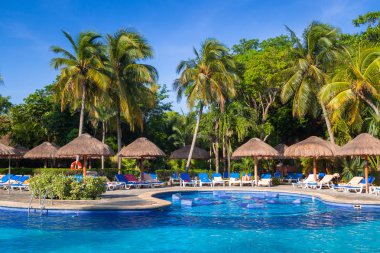 Playa Del Carmen, Meksika - 17 Temmuz 2011: Lüks Yüzme Havuzu Riu tekila Hotel Playa del Carmen, Meksika toplayan. Riu oteller ve tatil köyleri 100'den fazla otel 19 ülkede bulunmaktadır.