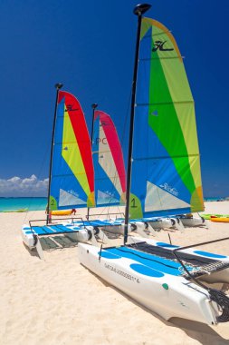 Playa Del Carmen, Meksika - 20 Temmuz 2011: Renkli yelkenli katamaran Playacar beach Karayip Denizi, Meksika üzerinde. Bu tesisi alanı en güzel plajları ile popüler yer