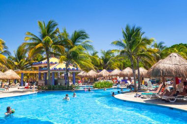 Playa Del Carmen, Meksika - 20 Temmuz 2011: Lüks Yüzme Havuzu Riu Yucatan Hotel Playa del Carmen, Meksika toplayan. Riu oteller ve tatil köyleri 100'den fazla otel 19 ülkede bulunmaktadır.
