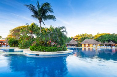 Playa Del Carmen, Meksika - 21 Temmuz 2011: Lüks Yüzme Havuzu Riu tekila Hotel Playa del Carmen, Meksika toplayan. Riu oteller ve tatil köyleri 100'den fazla otel 19 ülkede bulunmaktadır.