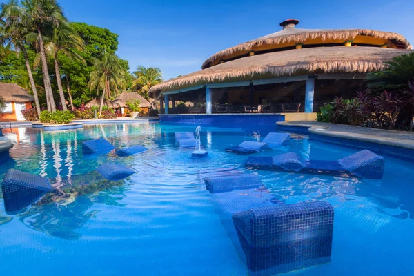 墨西哥普拉亚德尔卡门 2011年7月17日 墨西哥普拉亚德尔卡门的里乌龙舌兰酒店豪华游泳池的风景 Riu 酒店及度假村在19个国家拥有100多家酒店 — 图库照片