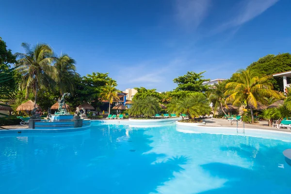 墨西哥普拉亚 德尔卡门 2011年7月17日 墨西哥普拉亚德尔卡门的 Riu Playacar 酒店豪华游泳池的风景 Riu 酒店及度假村在19个国家拥有100多家酒店 — 图库照片