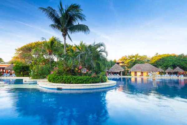 墨西哥普拉亚德尔卡门 2011年7月21日 墨西哥普拉亚德尔卡门的里乌龙舌兰酒店豪华游泳池的风景 Riu 酒店及度假村在19个国家拥有100多家酒店 — 图库照片