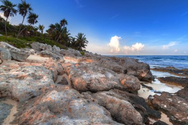 Bir Playa del Carmen yakınındaki Karayip Denizi sahilinde günbatımı, Meksika toplayan