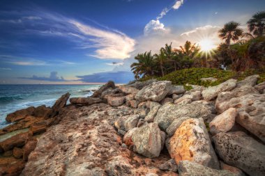 Bir Playa del Carmen yakınındaki Karayip Denizi sahilinde günbatımı, Meksika toplayan