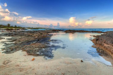 Bir Playa del Carmen yakınındaki Karayip Denizi sahilinde günbatımı, Meksika toplayan