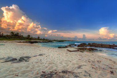 Bir Playa del Carmen yakınındaki Karayip Denizi sahilinde günbatımı, Meksika toplayan