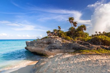 Bir Playa del Carmen yakınındaki Karayip Denizi sahilinde günbatımı, Meksika toplayan