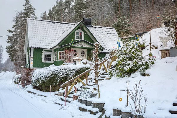 Χειμωνιάτικο Τοπίο Πράσινο Ξύλινο Σπίτι Στη Σουηδία — Φωτογραφία Αρχείου