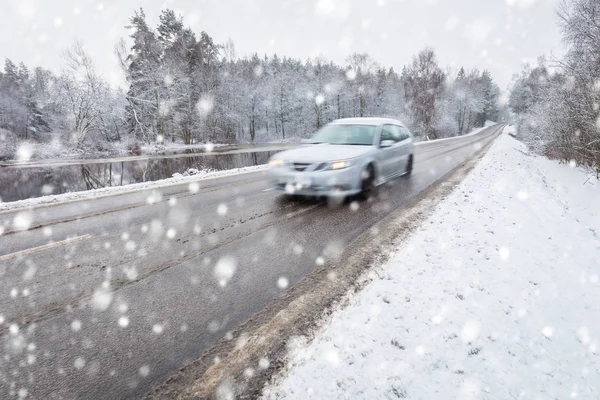 スウェーデンの南の雪に覆われた冬の道 — ストック写真