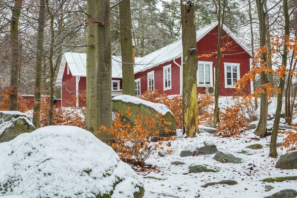 Paisajes Nevados Invierno Con Casa Madera Roja Bosque Suecia — Foto de Stock