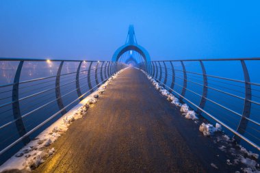 İsveç Güney alacakaranlıkta Solvesborgsbron yaya köprüsü
