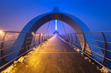 İsveç Güney alacakaranlıkta Solvesborgsbron yaya köprüsü