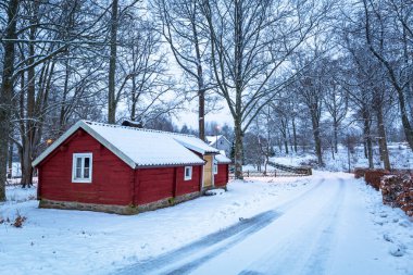 Kış manzarası ile İsveç'te kırmızı ahşap ev şafak