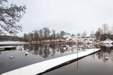 Olofstrom, İsveç'te gölde kış manzarası