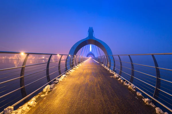 黄昏时瑞典南部的索尔夫斯堡人行天桥 — 图库照片
