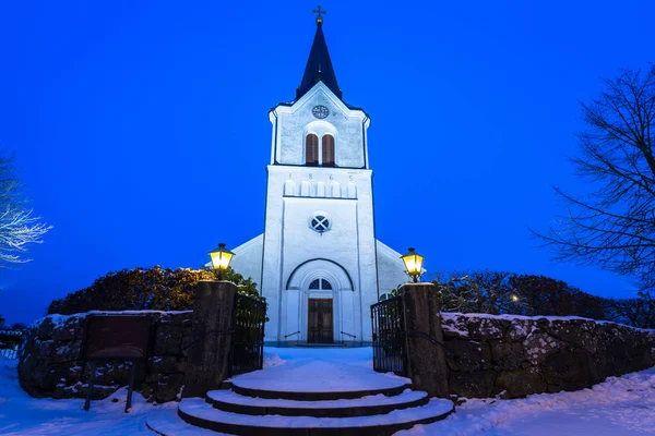 Beyaz Küçük Köy Sveç Gece Kilisede — Stok fotoğraf