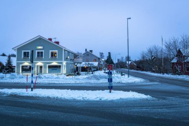 Kyrkhult, İsveç - 21 Ocak 2018: İsveç Kyrkhult köyde şafakta mimarisi. Kyrkhult Blekinge County, İsveç'te yer alan bir köydür