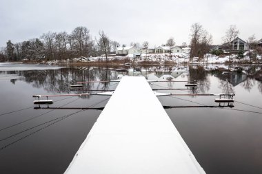 Olofstrom, İsveç'te gölde kış manzarası