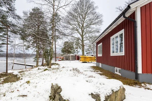 Verschneite Winterlandschaft Mit Rotem Holzhaus Wald Schweden — Stockfoto