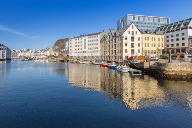 Norveç suya yansıyan Alesund şehrin mimarisi