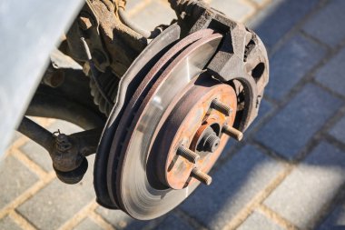 Ön tekerlek fren lastiği, arabada değiştirmek