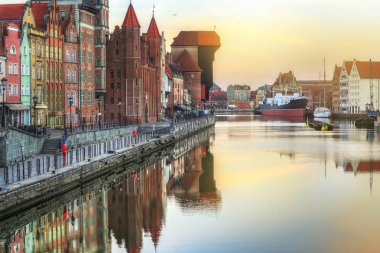 Güzel eski şehir, Gdansk Motlawa River, Polonya tarihi Vinçli