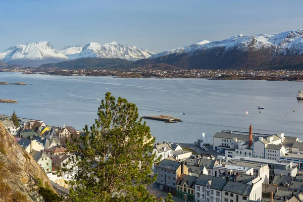 Alesund Városban Havas Hegyek Norvégiában — Stock Fotó