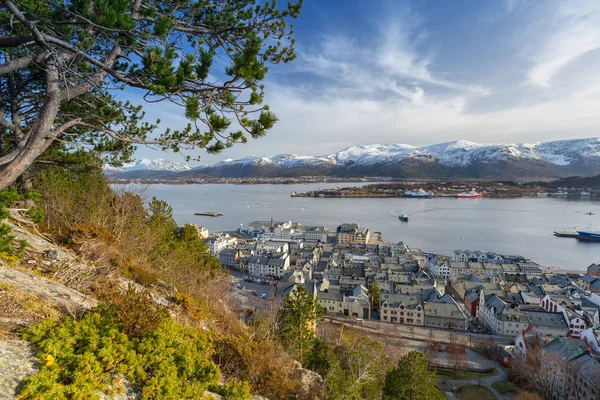 Alesund Ciudad Montañas Nevadas Noruega — Foto de Stock