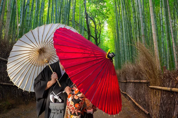 Casal Com Guarda Chuvas Japoneses Tradicionais Posando Floresta Bambu Arashiyama — Fotografia de Stock