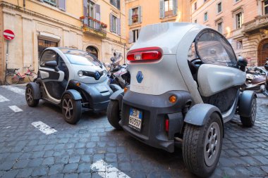 Rome, İtalya - 9 Ocak 2019: Küçük elektrikli otomobil Renault Twizy Roma'nın tarihi kentin sokakta park edilmiş.