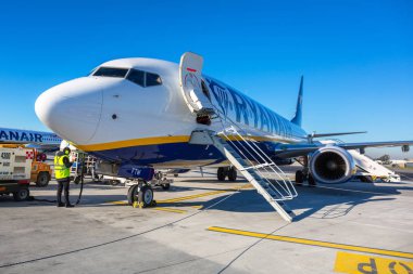 Roma Ciampino, İtalya - 12 Ocak 2019: Roma yakınlarındaki Ciampino Havaalanı 'nda Ryanair uçağı. Ryanair 300 'den fazla uçak işletiyor ve Avrupa' nın en büyük düşük maliyetli havayolu şirketi.