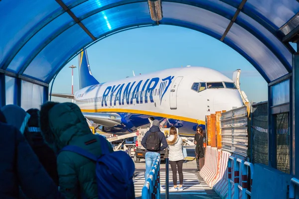 ローマ フィウミチーノ空港 イタリア 2019年1月12日 ローマ近郊のチャンピーノ空港のRyanair飛行機に乗るのを待っている人々 Ryanairはヨーロッパ最大の低コスト航空会社です — ストック写真