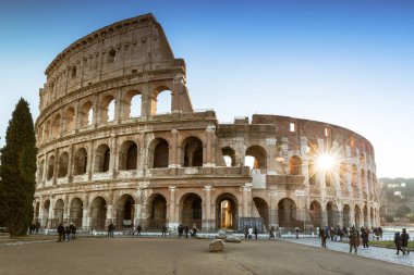 Roma, İtalya - 11 Ocak 2019: Roma 'daki Kolezyum' da insanlar gün doğumunda, İtalya