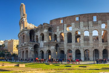 Roma, İtalya - 11 Ocak 2019: Roma 'daki Kolezyum' da insanlar gün doğumunda, İtalya
